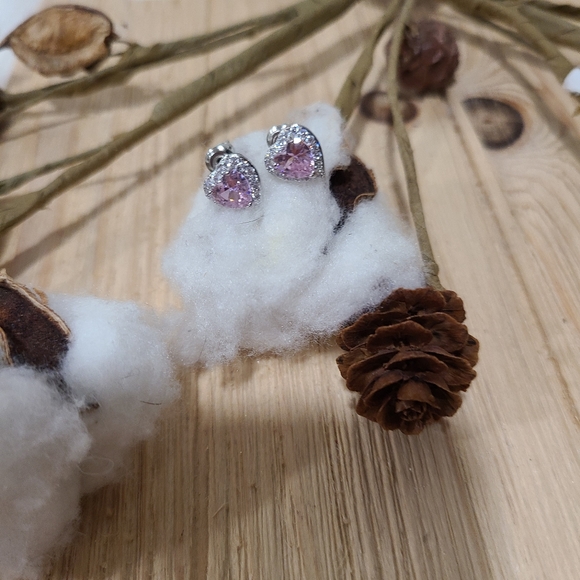 💗💗NEW💗💗 PRETTY!! BARBIE  PINK AND WHITE Heart CZ Studs💗💗 - Picture 6 of 16